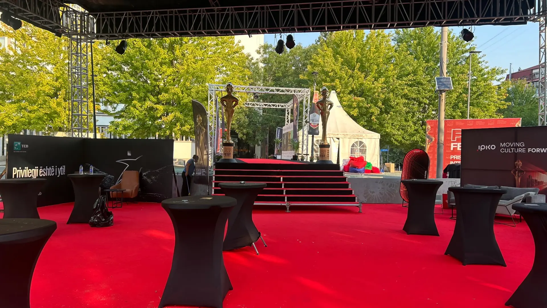 Tapeti i kuq dhe hapësira e PriFest 18 në Kino Armata në Prishtinë